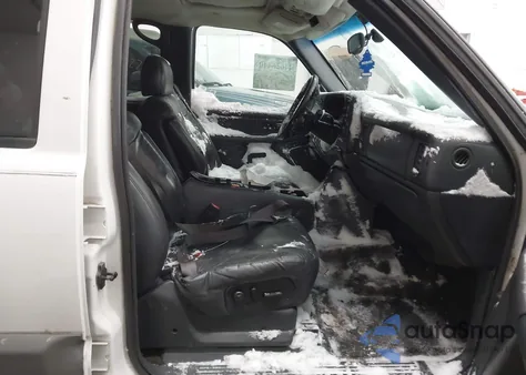 2002 Chevrolet Avalanche 1500 z USA, uszkodzony, nr VIN 3GNEK13T42G227337